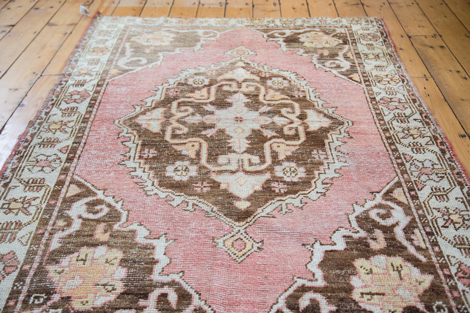 Expressive Oushak Carpet